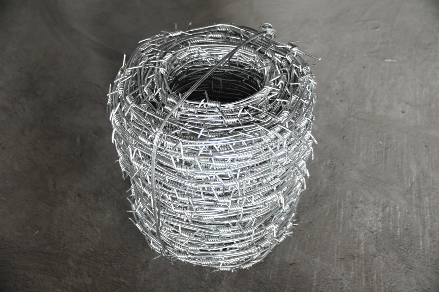  BWG12 wire diameter 400 meter per roll High Security Twisted hot dipped galvanized Barbed Wire 