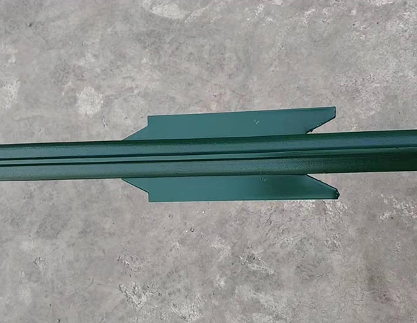 1.25 lb/ft 7 Feet Q 235 Rail Steel Green Color Studded T Fence Post For Feild Fence