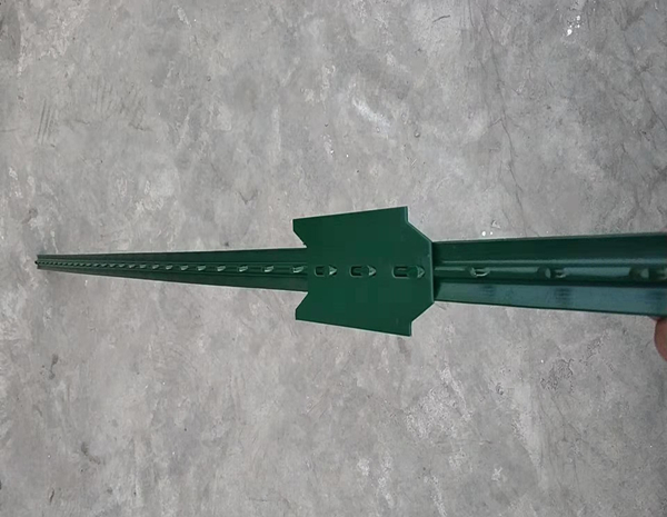 1.25 lb/ft 7 Feet Q 235 Rail Steel Green Color Studded T Fence Post For Feild Fence