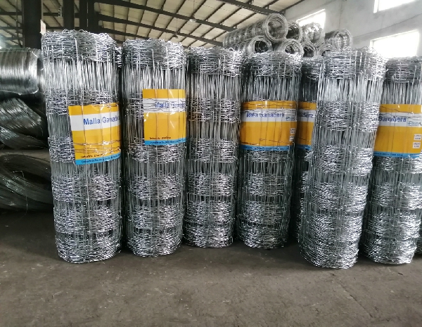1.8m Height Galvanized 30cm Vertical Wire Distance 100m Long hinge joint Cattle fence