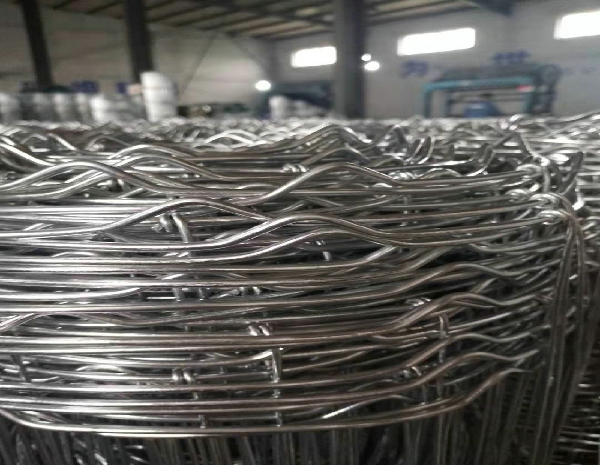 1.8m Height Galvanized 30cm Vertical Wire Distance 100m Long hinge joint Cattle fence
