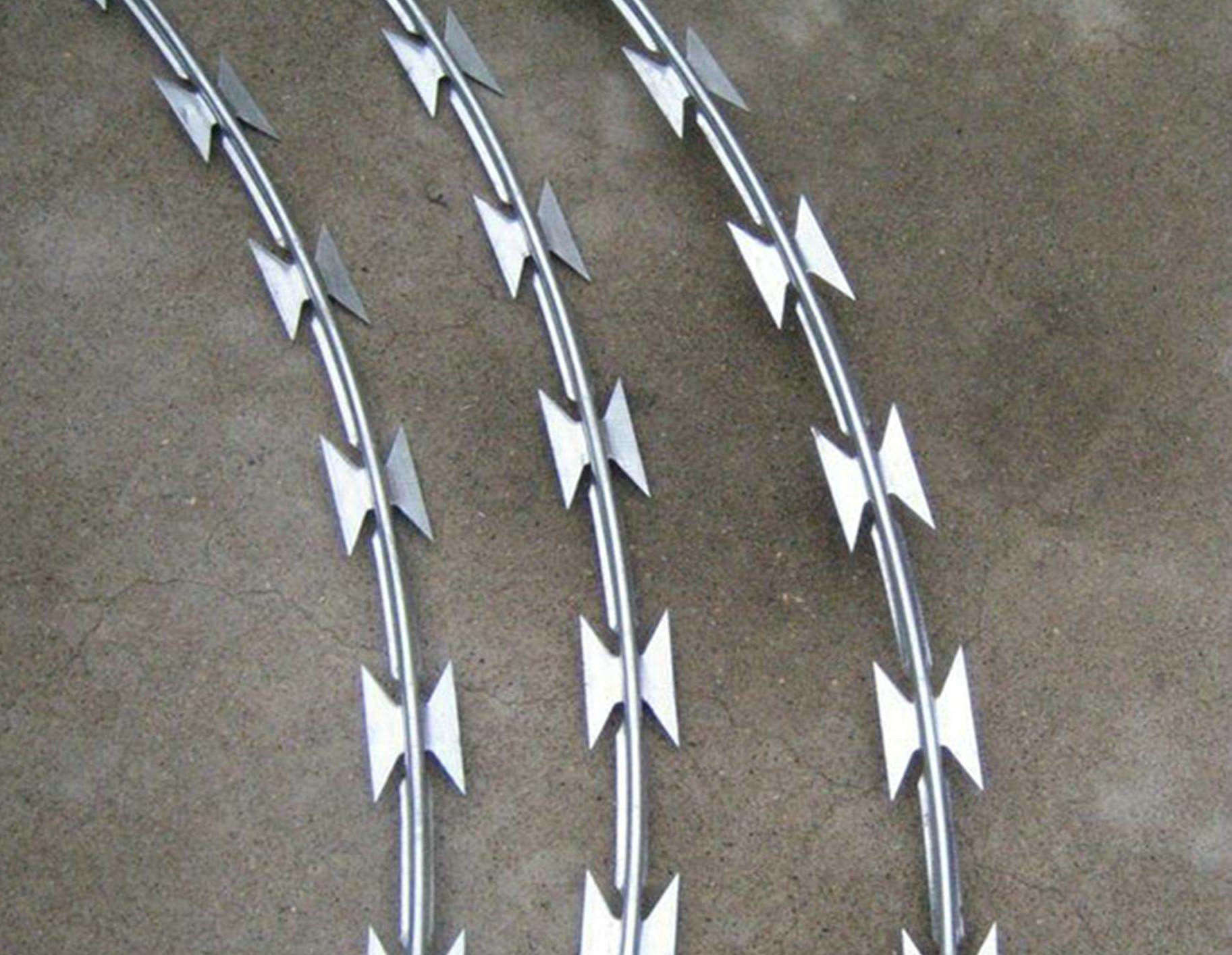 Easy to erect razor barbed wire BTO-22 concertina barbed wire 