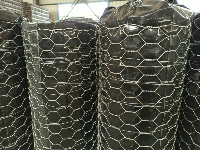 Hot-dip galvanized hexagonal net with 38mm mesh diameter and 1.6mm wire diameter 