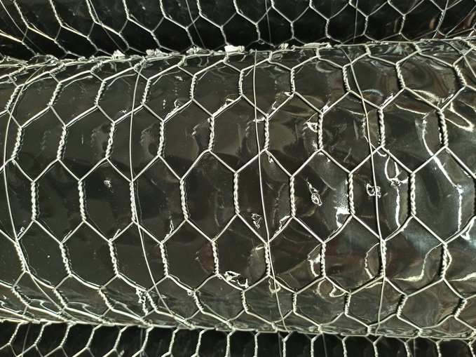 Exported to New Zealand market 1.22m wide and 50m long hot-dip galvanized hexagonal wire mesh 