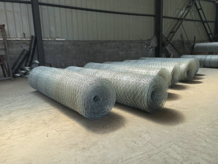 Exported to New Zealand market 1.22m wide and 50m long hot-dip galvanized hexagonal wire mesh 