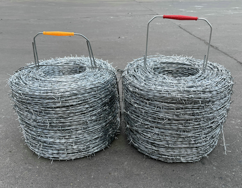 1.35MMX500M heavy zinc caoted barbed wire with plastic handle