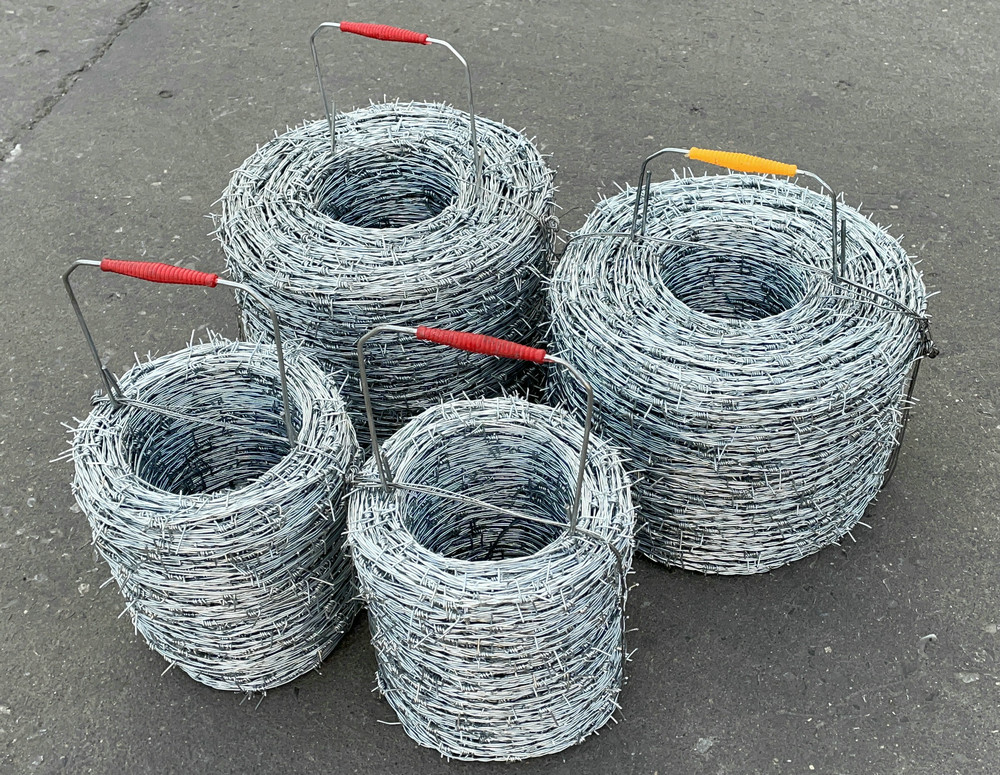 1.35MMX500M heavy zinc caoted barbed wire with plastic handle