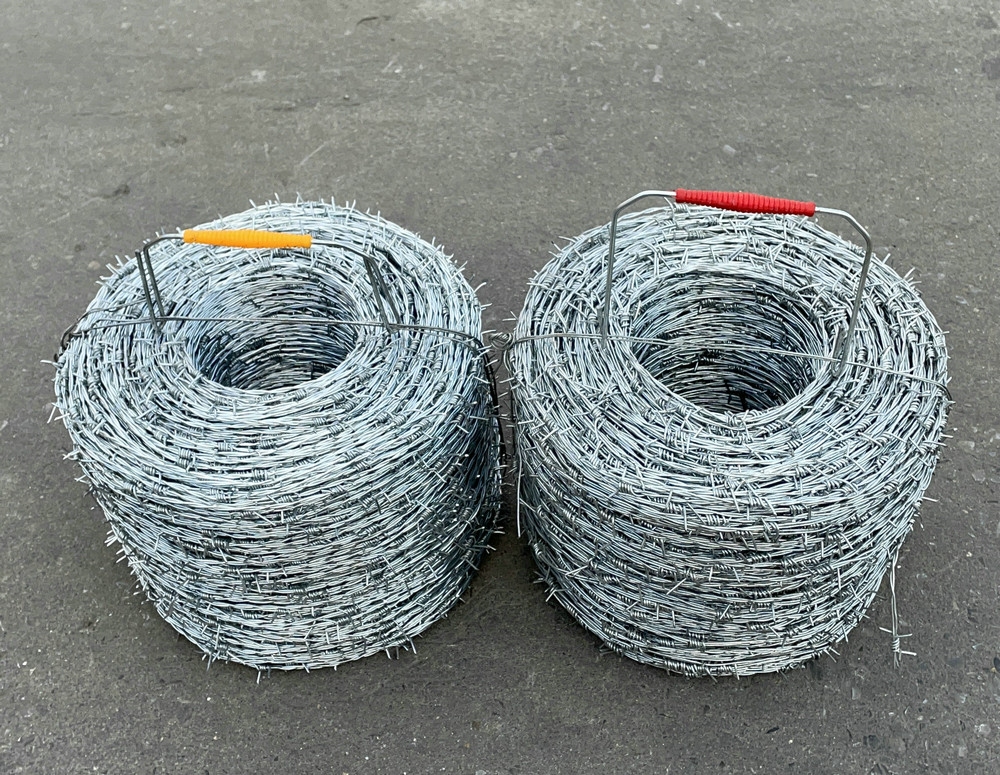 1.35MMX500M heavy zinc caoted barbed wire with plastic handle