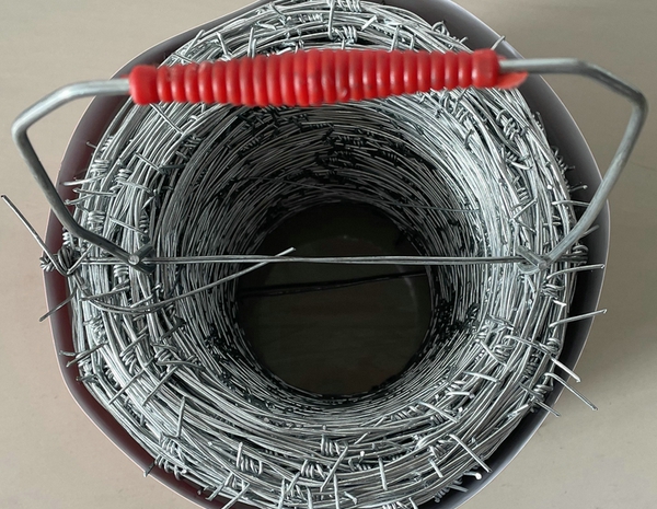 Factory direct sales of 200m long hot-dip galvanized barbed wire, suitable for the South American market