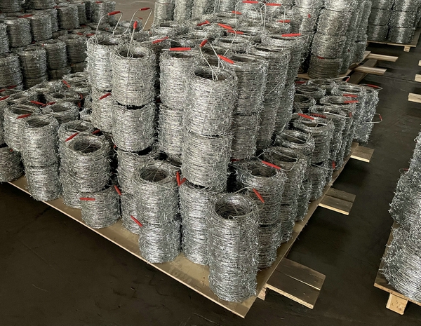 Factory direct sales of 200m long hot-dip galvanized barbed wire, suitable for the South American market