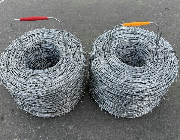 Factory direct sales of 200m long hot-dip galvanized barbed wire, suitable for the South American market