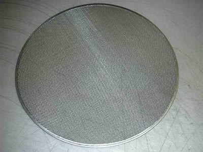 Application of sintered mesh to remove impurities from pharmaceutical materials
