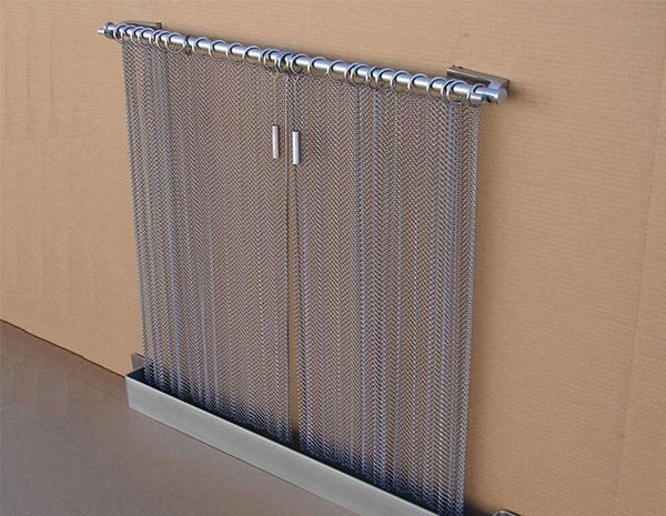 Fireplace mesh curtain