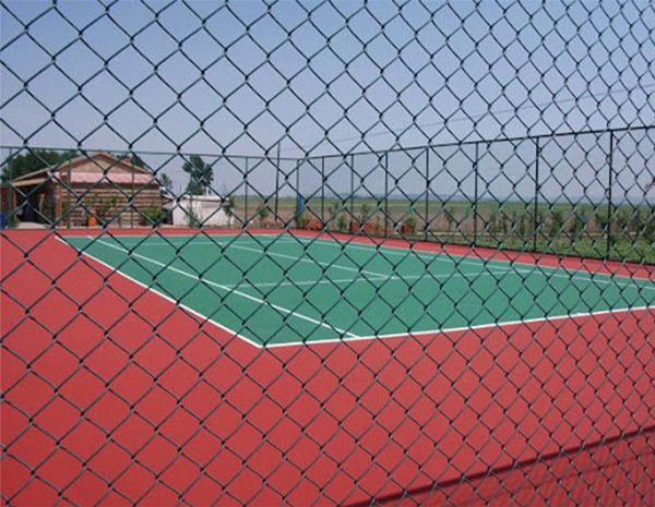 What size are the mesh holes of a tennis court fence?