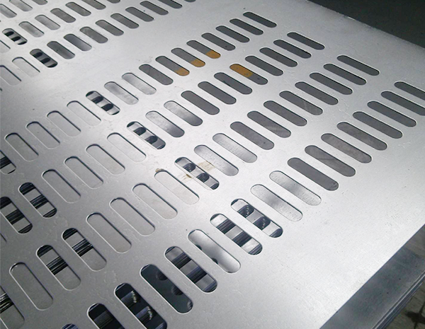 Advantages of perforated mesh and ordinary woven mesh