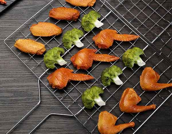 Barbecue grill clamp usage tutorial: How to more easily flip food on the grill