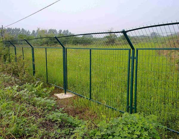 What are the common types of wire mesh fencing? And in which scenarios are they each suitable for?