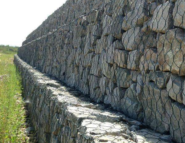 What are the key points to consider regarding the construction quality of gabion mesh?