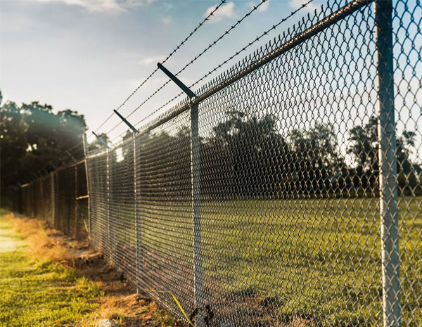 How to disassemble and fold chain link fence