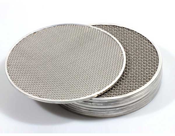 How does the pore size of a filter screen affect filtration accuracy