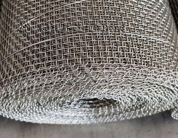 What precautions should be taken when installing stainless steel wire mesh to ensure its stability and service life?