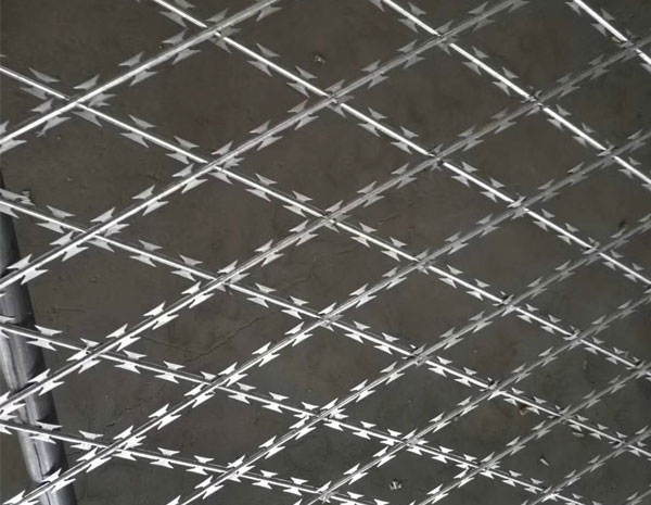 The difference between flat-lay barbed wire and spiral barbed wire