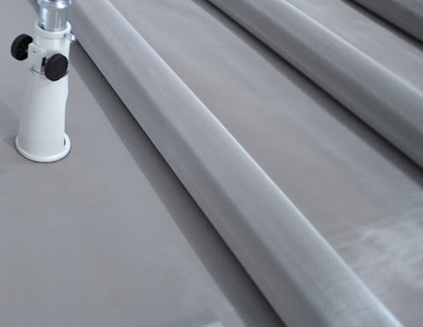 What are the special requirements for stainless steel filter screens in the pharmaceutical industry?