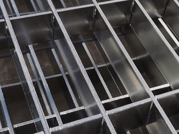 What are the different surface treatment methods for metal steel grating?