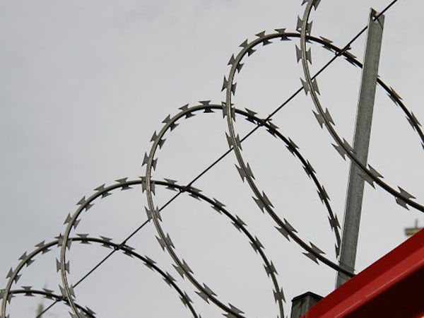 How are barbed wire and razor blades classified based on their materials?