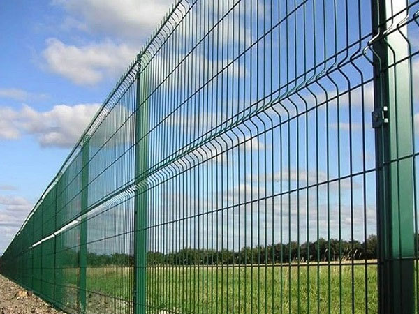 Use and installation of guardrail mesh