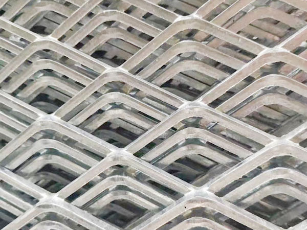 How many types of expanded metal mesh are there?