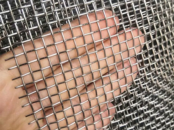 What should I do if the edges of my stainless steel crimped wire mesh come loose?