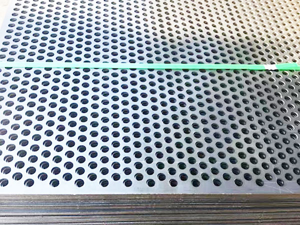 How is the size of the sieve plate's edge determined?