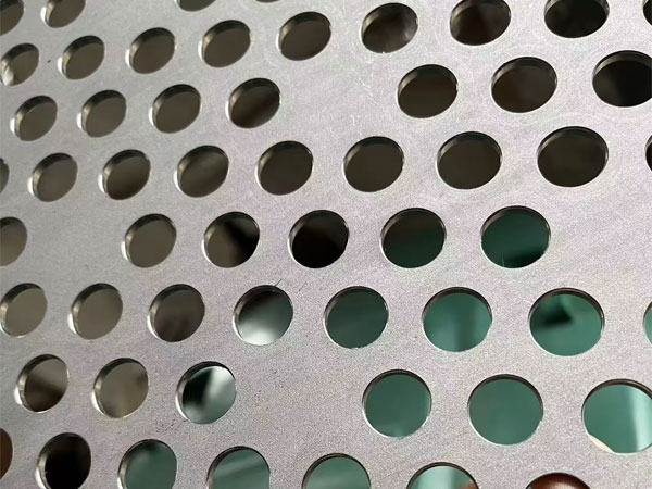What are the differences between perforated metal mesh and woven metal mesh?