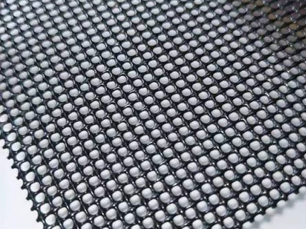 What are the characteristics of powder-coated diamond mesh?