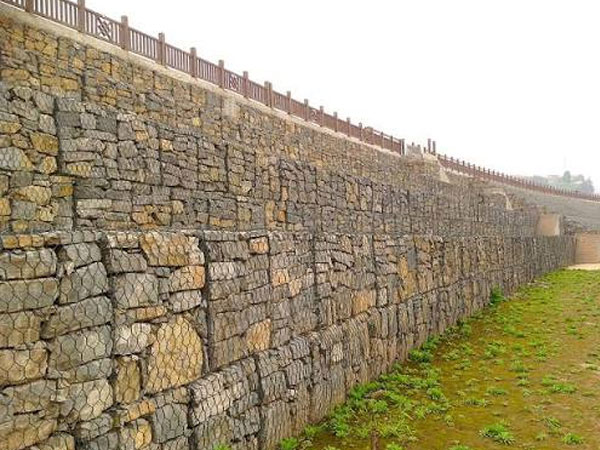 How should gabion mesh be protected against rust during storage?